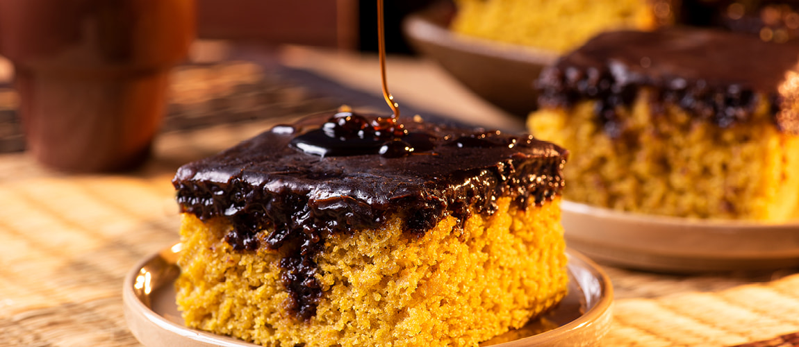 Bolo de cenoura com calda de chocolate e cerveja